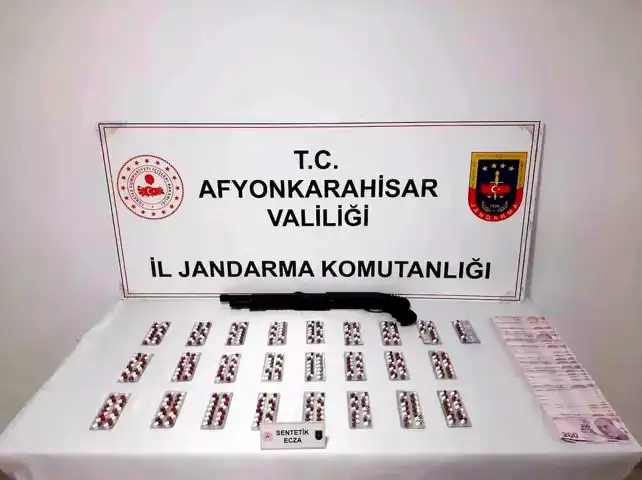 Afyon'da Uyuşturucu Baskını: 340 Hap ve 13 Bin TL Ele Geçti