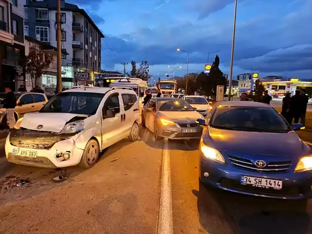 Afyon'da 7 Yaralıyla Sonuçlanan Zincirleme Kaza