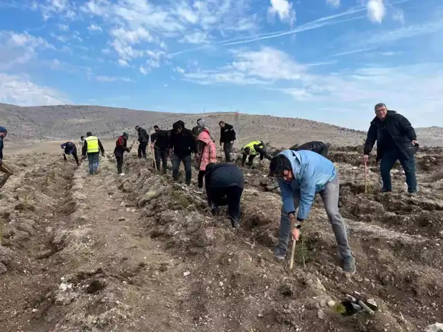 Fidanlarla Anıldı: Ata'ya Saygı Duruşu